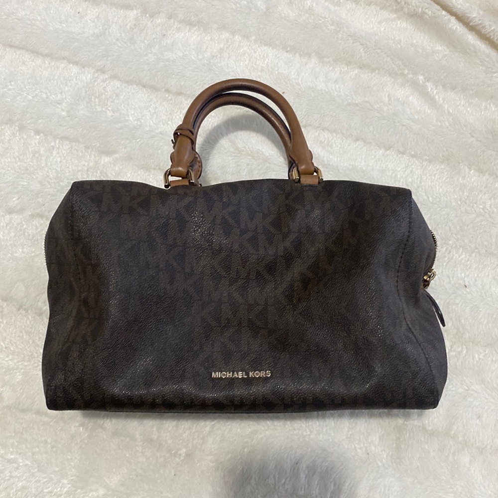 Beautiful logo purse 👜
